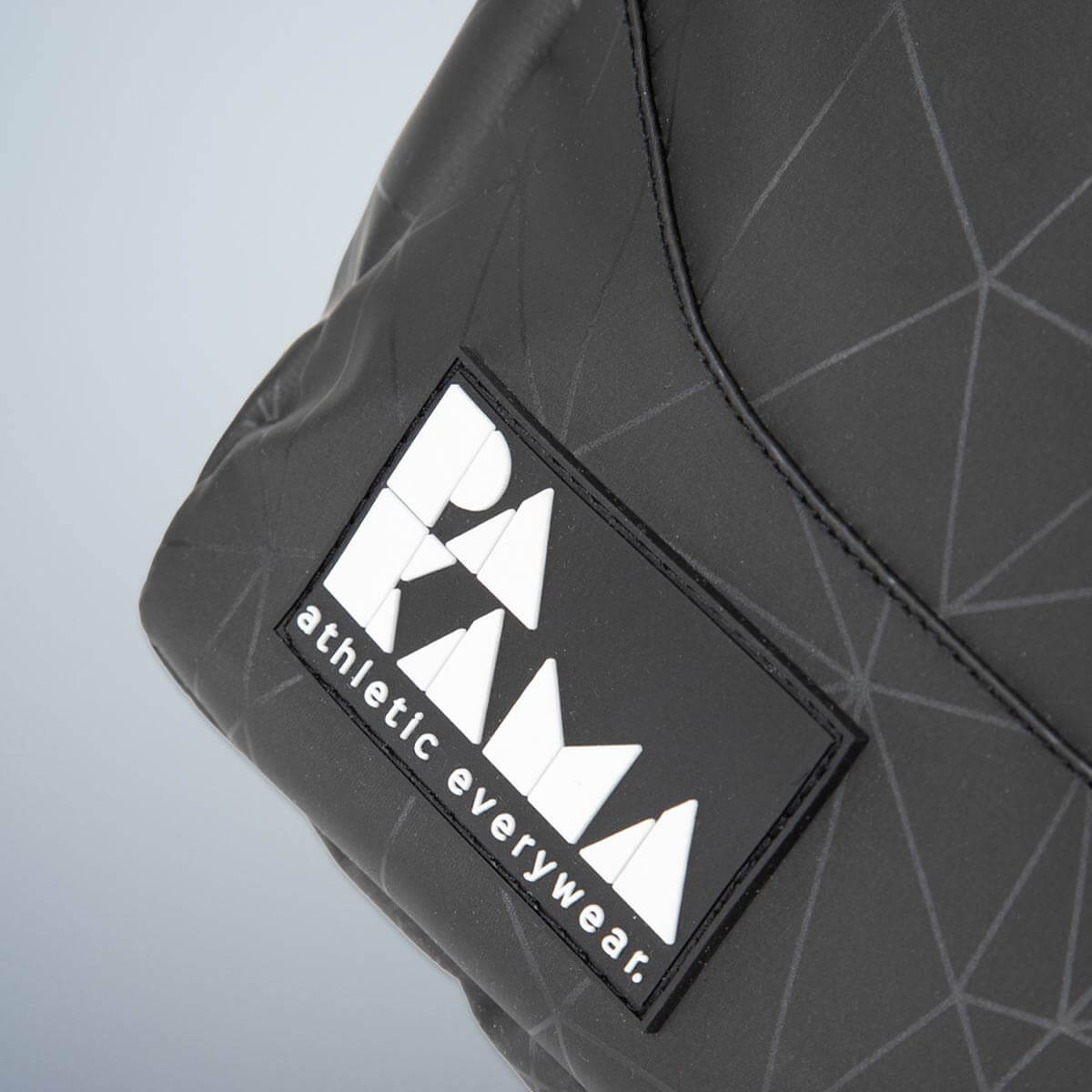 PAKAMA-fitness rucksack-schwarz-front-logo