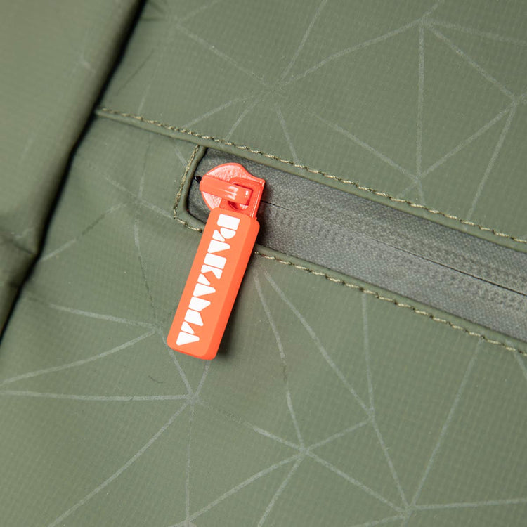 PAKAMA-fitness rucksack-gruen-front-reißverschluss